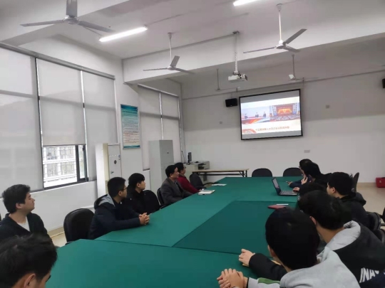 实验实训中心组织全体人员集中观看 十三届全国人大四次会议开幕式